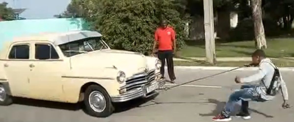 cubano arrastra coches