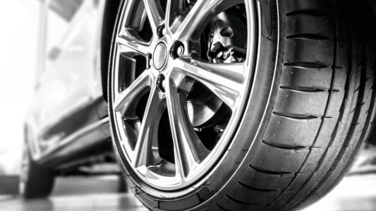 Contaminación coches frenos y neumáticos