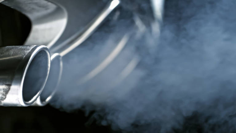 Color humo tubo de escape