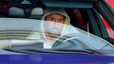 Leo Messi conduciendo
