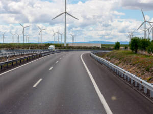 Molinos de viento y aerogeneradores junto a una carretera
