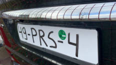 Matrícula pintada a mano