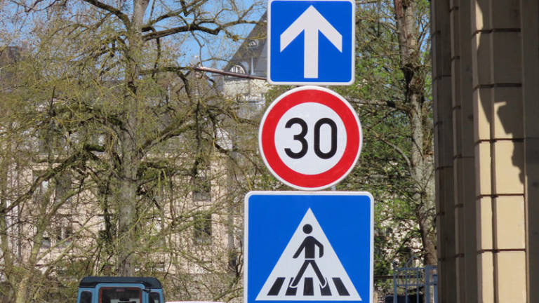 Límite velocidad en ciudad bajará 30 kmh