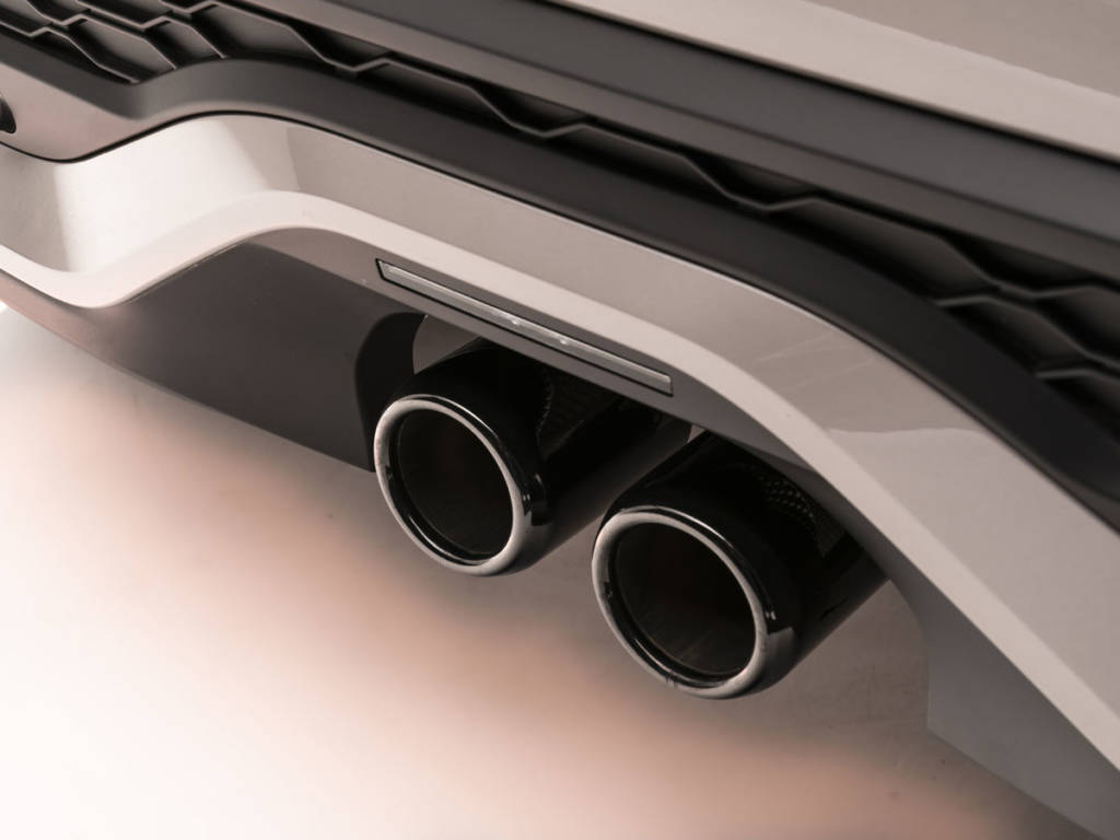 El MINI Cooper S muestra una cola de escape doble.