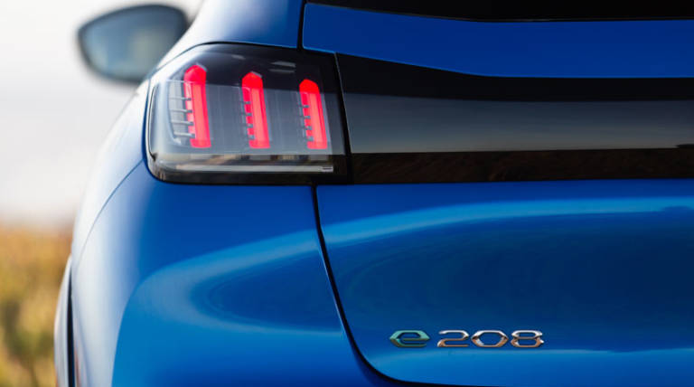 Peugeot e-208 GT 2021