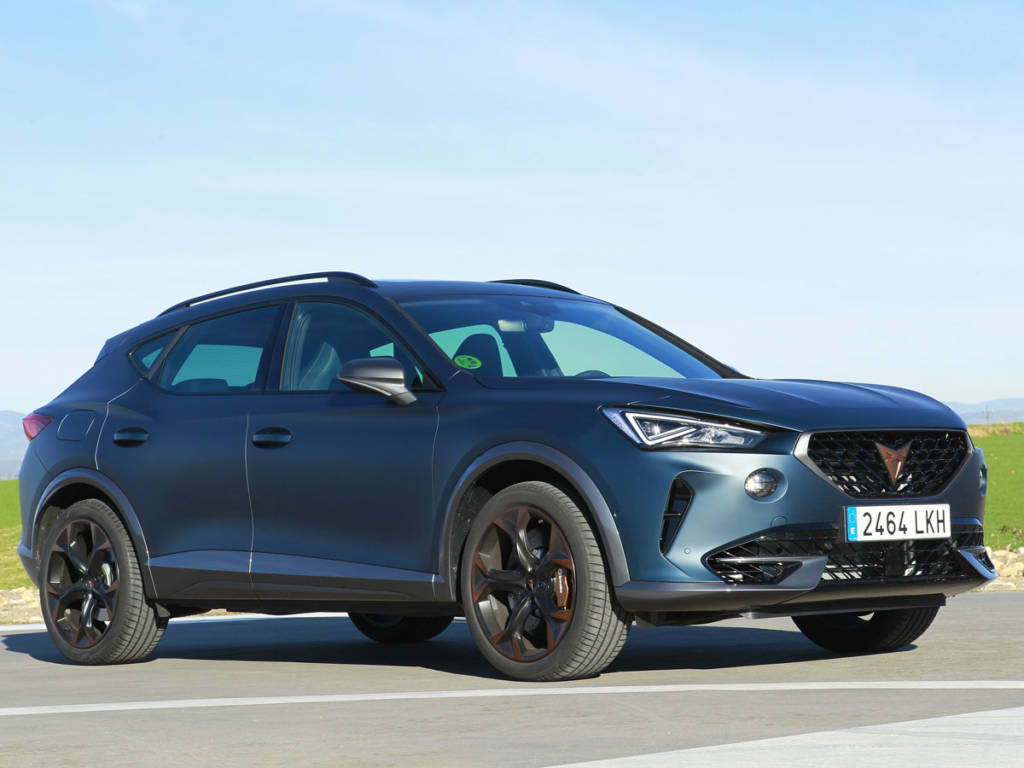 Vista tres cuartos lateral del Cupra Formentor.