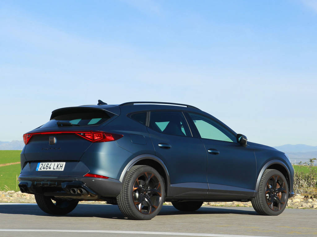 Vista tres cuartos trasera del Cupra Formentor.