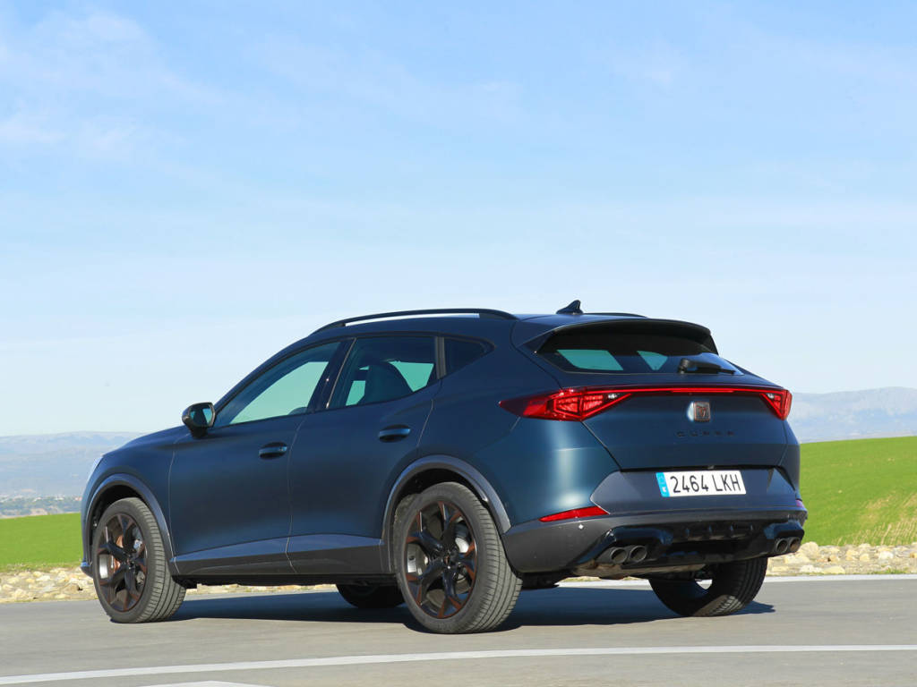Vista tres cuartos trasera del Cupra Formentor.