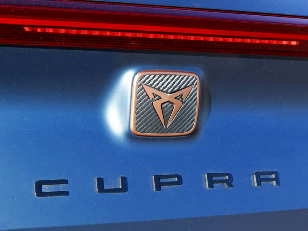 En la trasera luce logo y nombre