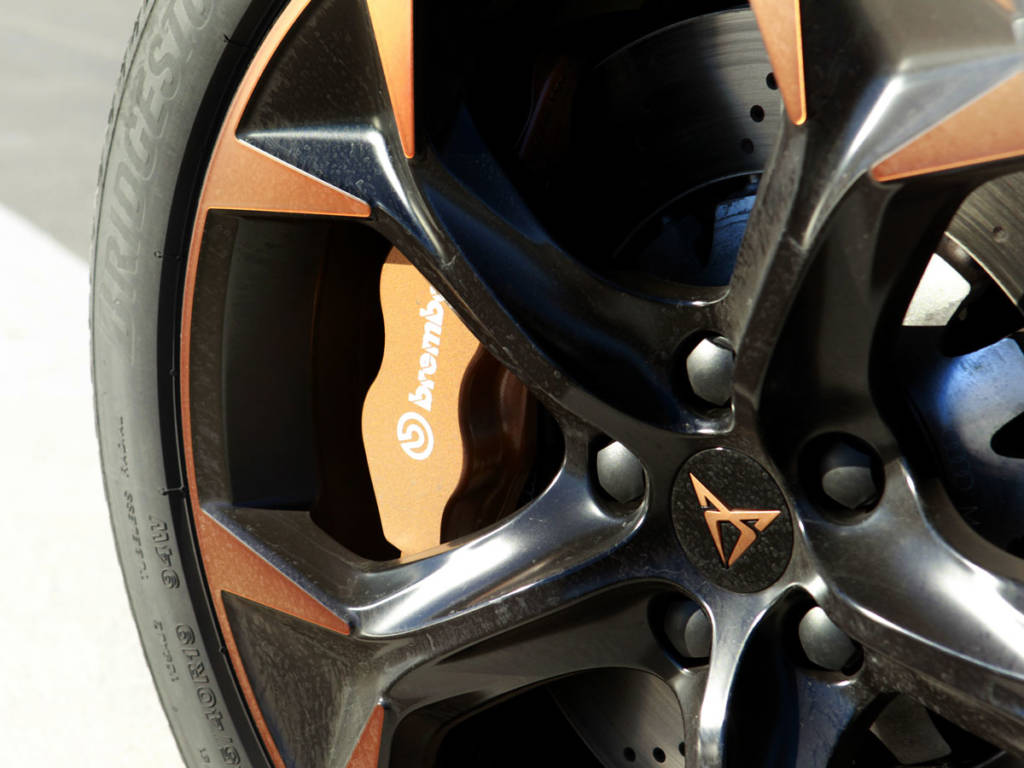 Detalle del diseño de las llantas impregnadas en el dorado que luce el logo.