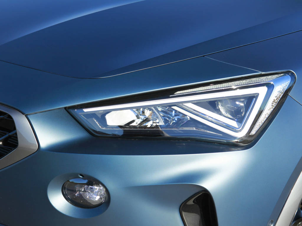 Las luces de posición quedan fuera de los faros, como ya sucediera en el concept car de presentación.