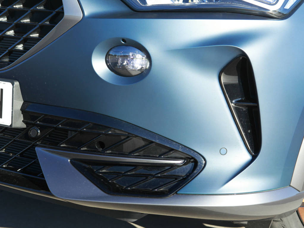 El paragolpes inferior muestra músculo