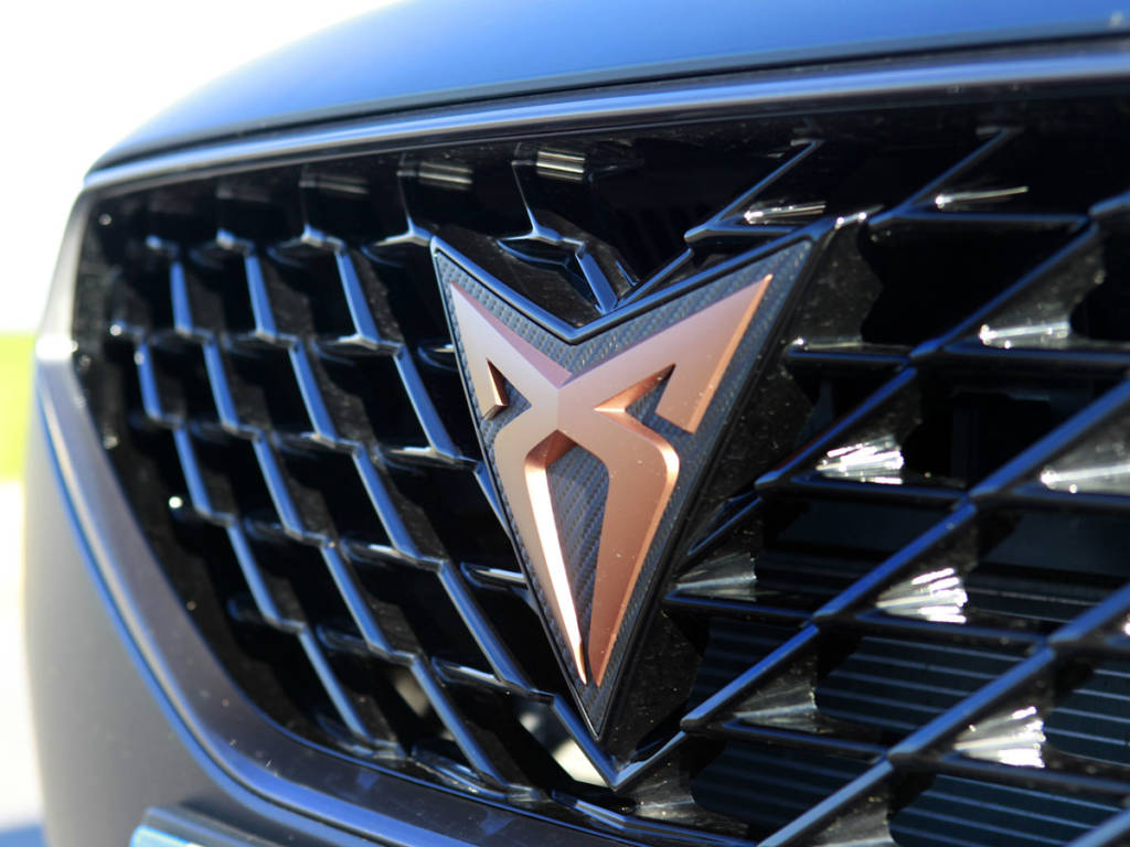 El logo toma tonos dorados muy a la moda actual