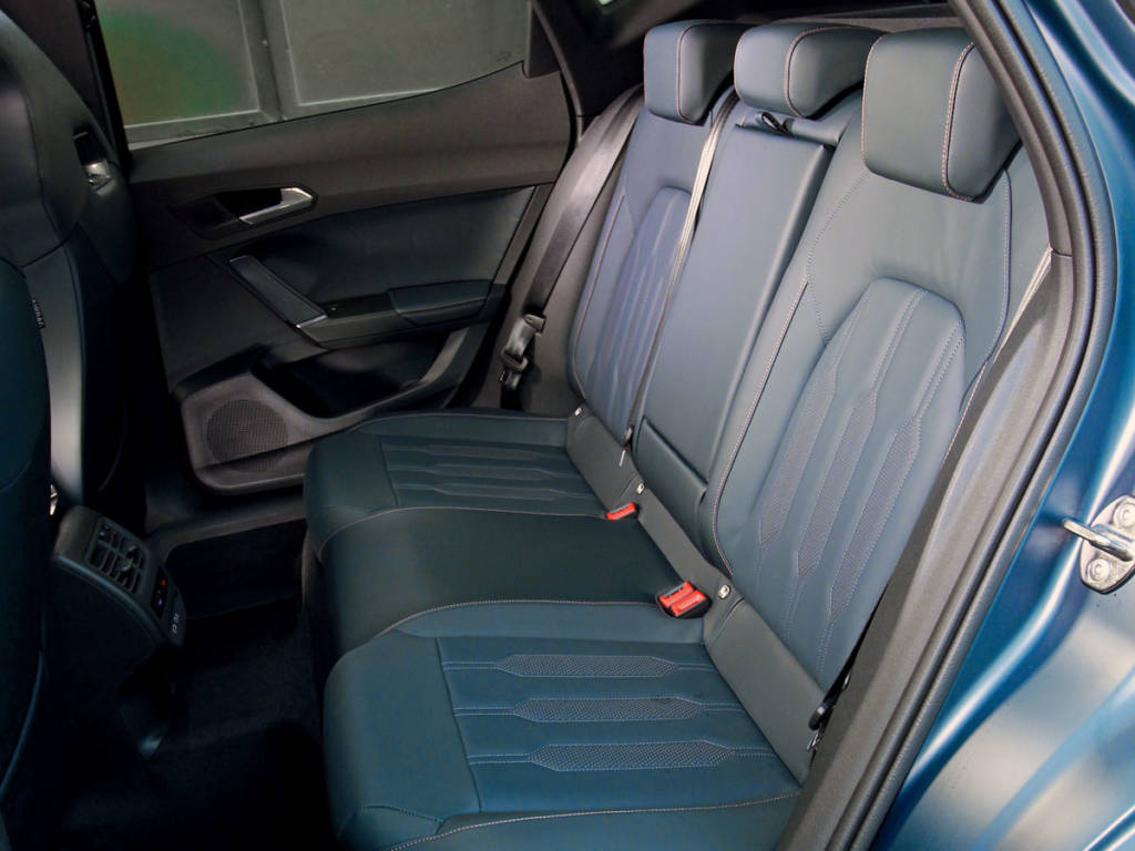 Las plazas traseras acogen a tres personas, aunque viajarán algo justas.