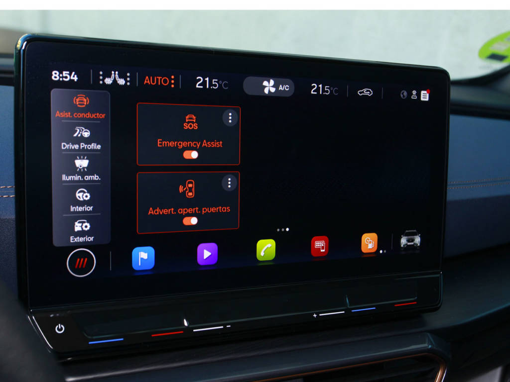 El sistema de infoentretenimiento se puede sincronizar con el teléfono móvil mediante Apple CarPlay y AndroidAuto.