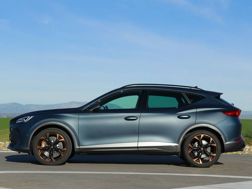 Vista lateral del Cupra Formentor.