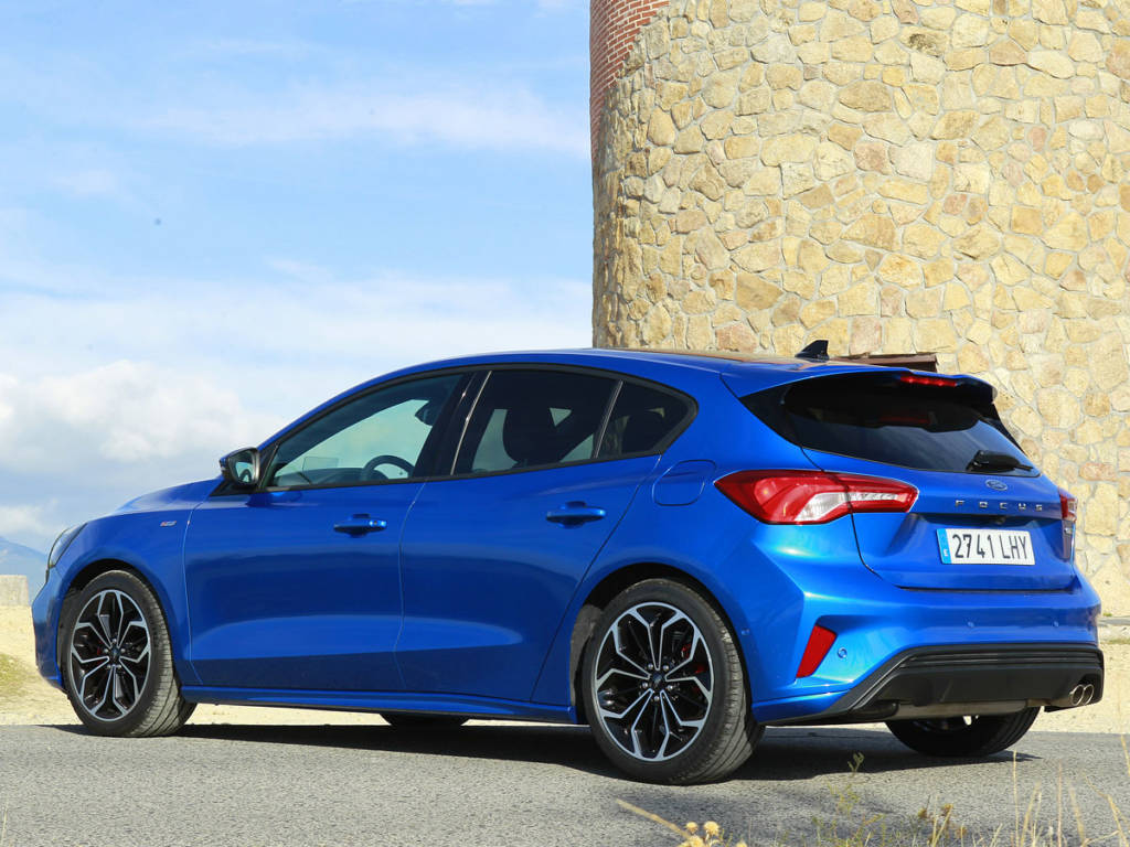 Vista tres cuartos trasera del Ford Focus MHEV