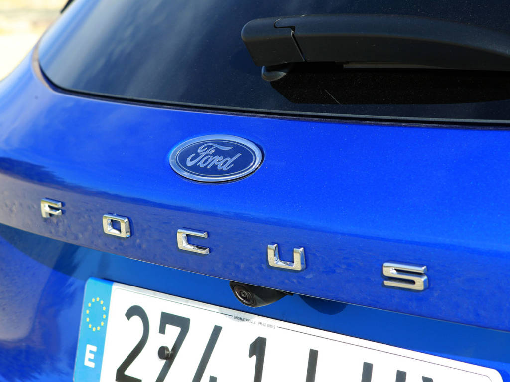 El Ford Focus MHEV luce denominación bajo el logo de Ford