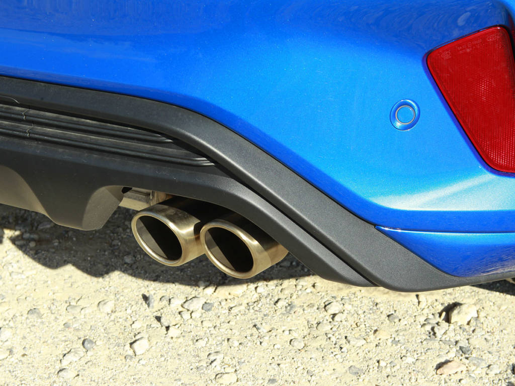 Detalle de la cola de escape doble del Ford Focus MHEV