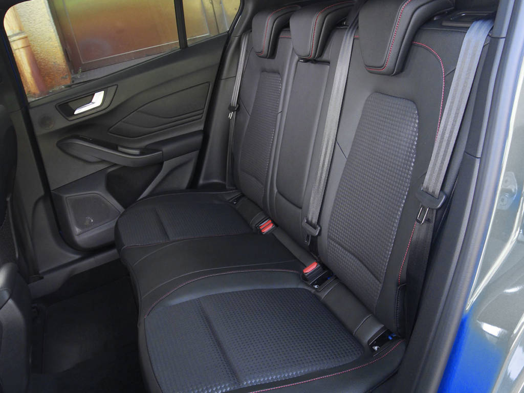 Las plazas posteriores del Ford Focus MHEV no son las más habitables pero sí permiten viajar por tiempo limitado a tres personas.