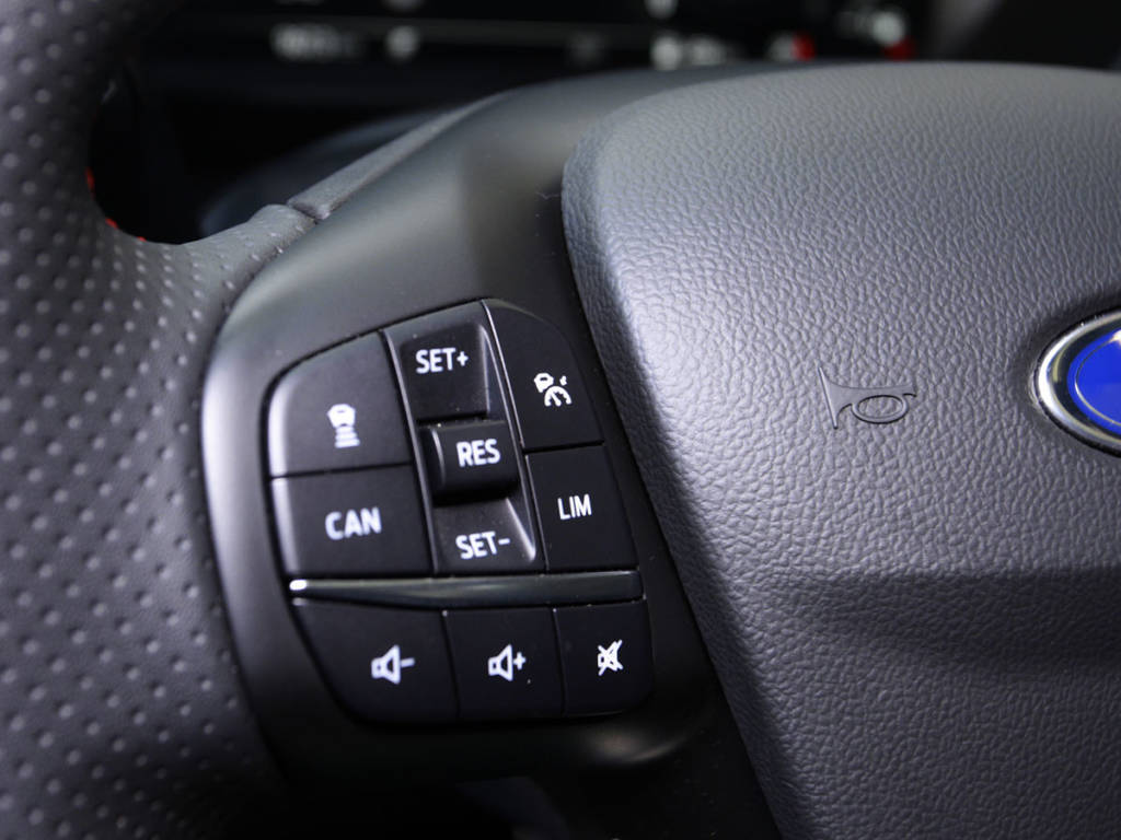 Detalle de la parte izquierda del volante multifunción del Ford Focus MHEV