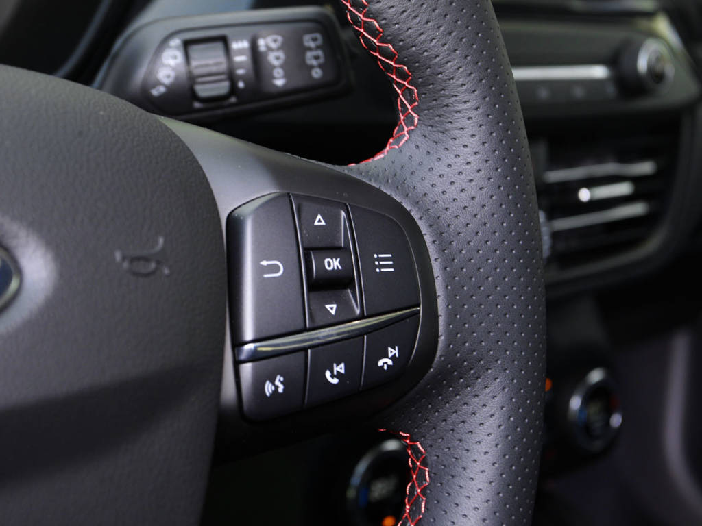 Detalle de la parte derecha del volante multifunción del Ford Focus MHEV
