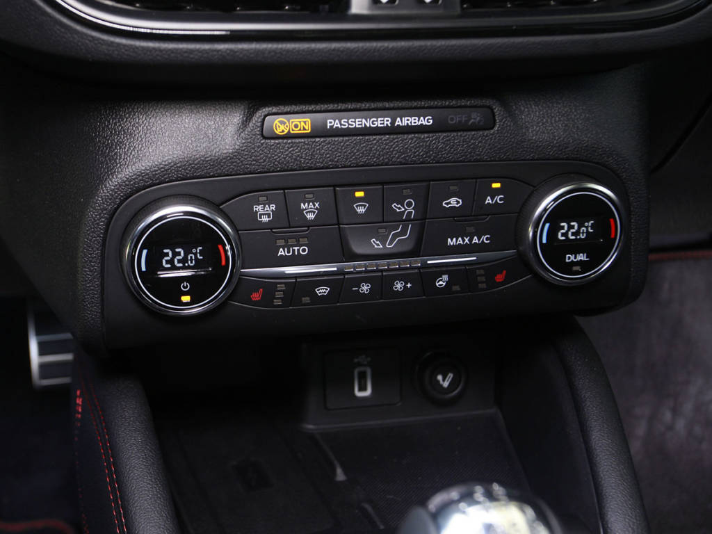 Entre el equipamiento destacado del Ford Focus MHEV se incluye climatizador bizona.