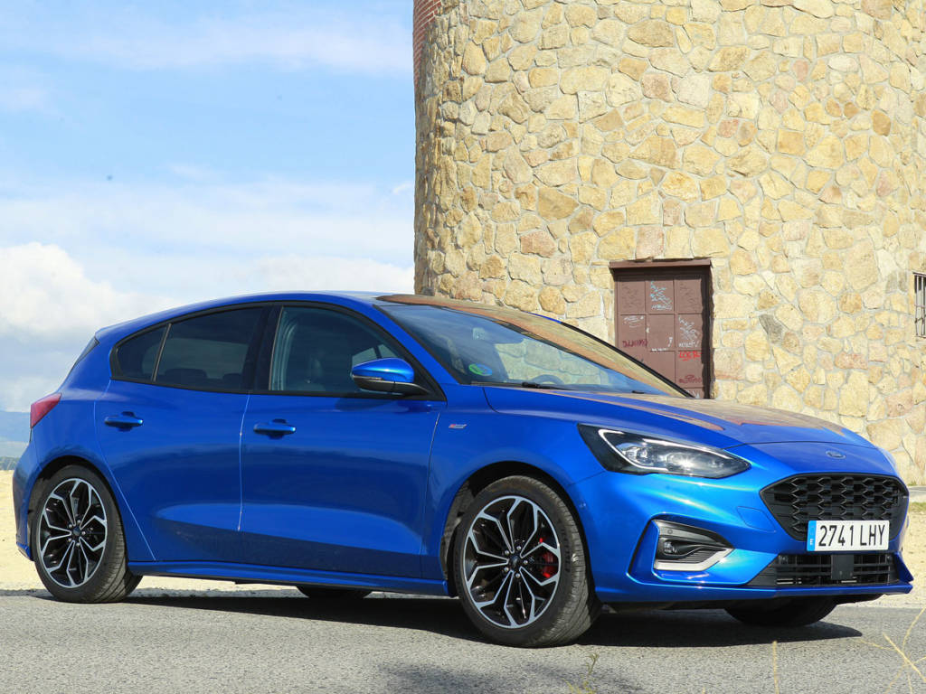 Vista tres cuartos lateral del Ford Focus MHEV