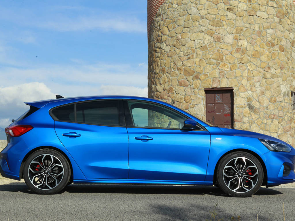 Vista lateral del Ford Focus MHEV