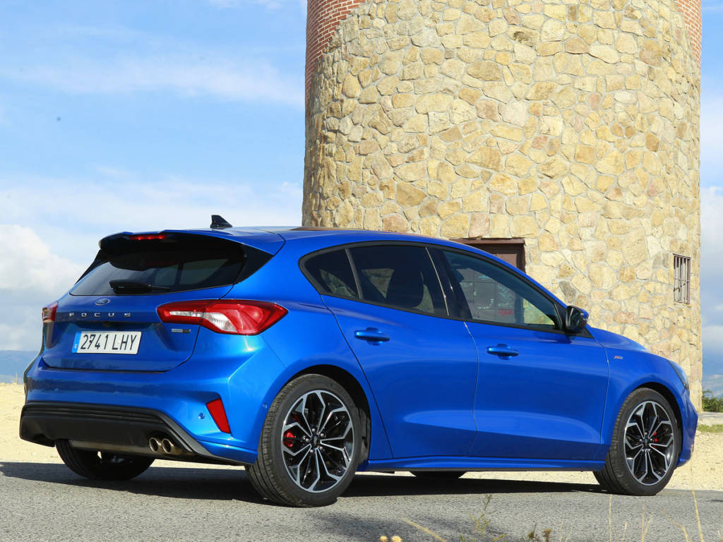 Vista tres cuartos lateral trasera del Ford Focus MHEV