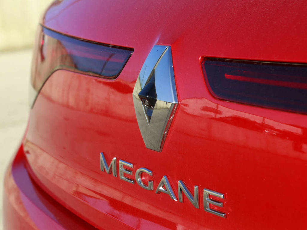Detalle del logo y el nombre del modelo en la trasera