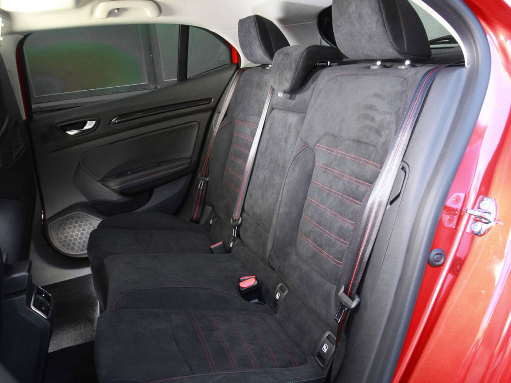 Los asientos traseros también muestra configuración deportiva