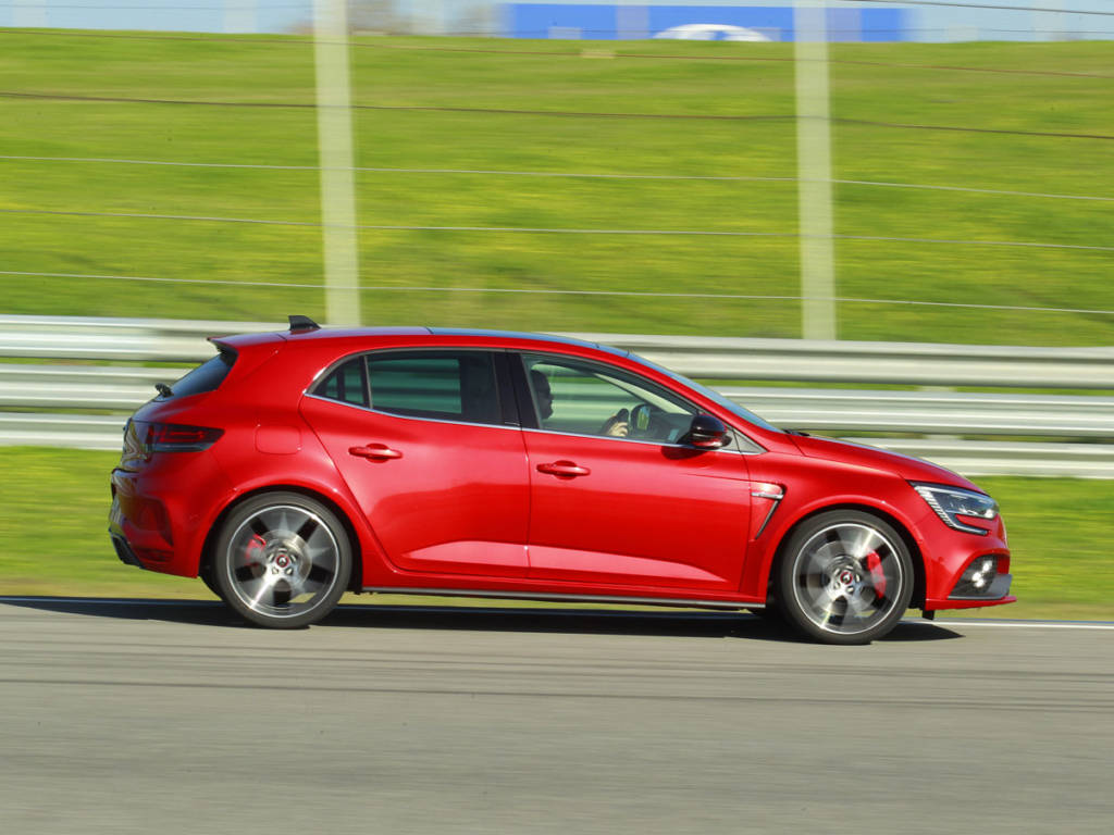 El Renault Mégane R.S. resulta divertido aunque algo duro de suspensiones.