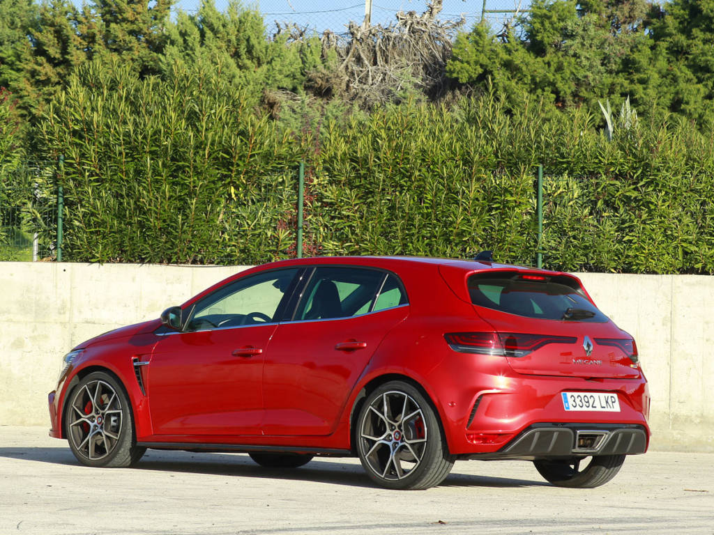 Visión tres cuartos trasera del Renault Mégane R.S.