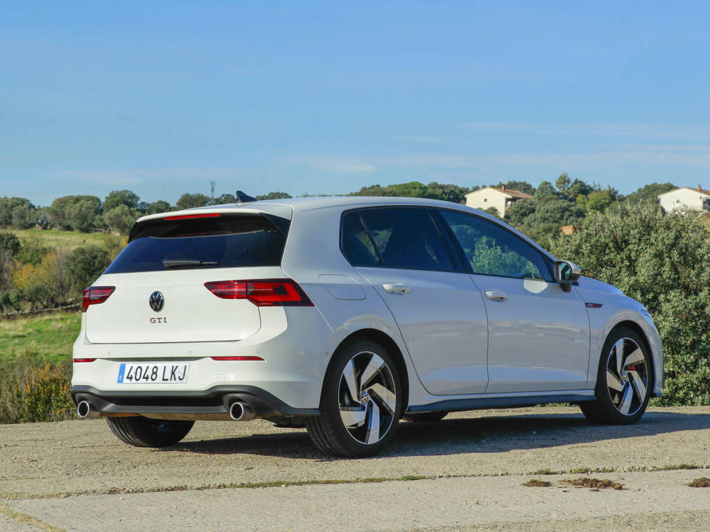 Visión de tres cuatros trasera del Volkswagen Golf GTI