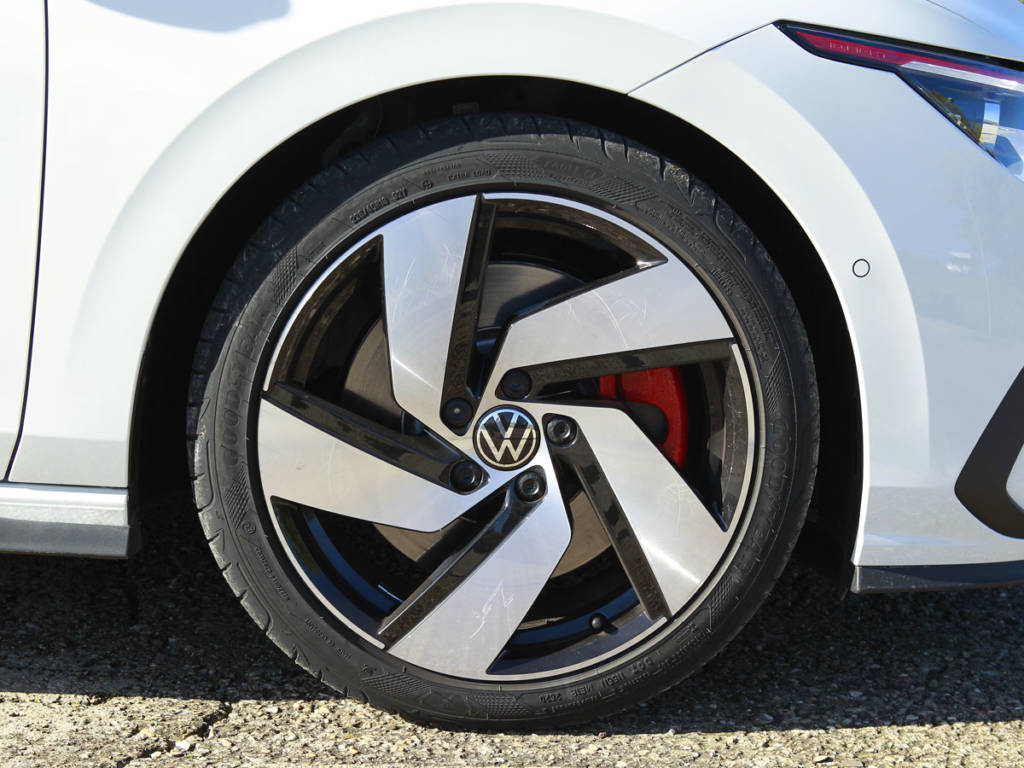 El GTI luce llantas de 17 pulgadas