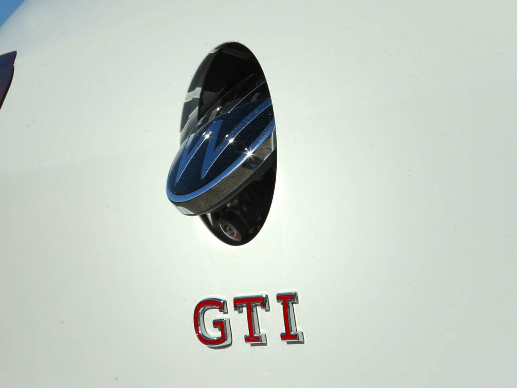 La cámara de visión trasera se oculta tras el emblema de Volkswagen