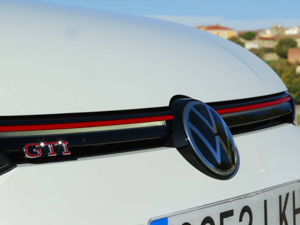 El frontal luce la nueva insignia de Volkswagen y la leyenda GTI