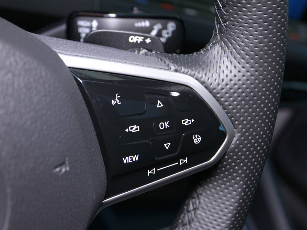 Detalle de la parte derecha del volante multifunción