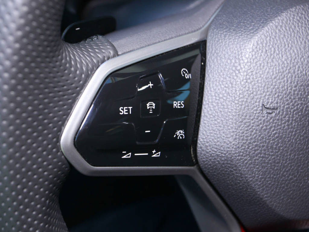 Detalle de la parte izquierda del volante multifunción