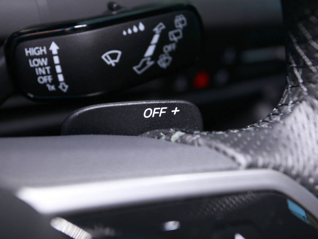 Detalle de los mandos tras el aro del volante