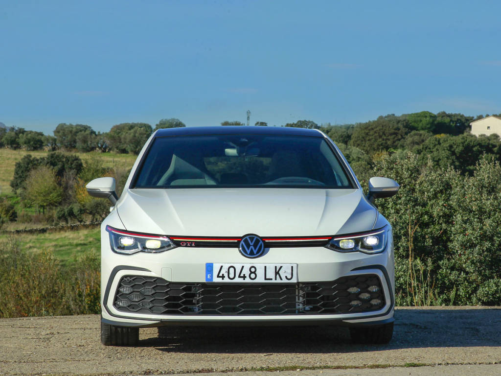 Visión frontal del Volkswagen Golf GTI
