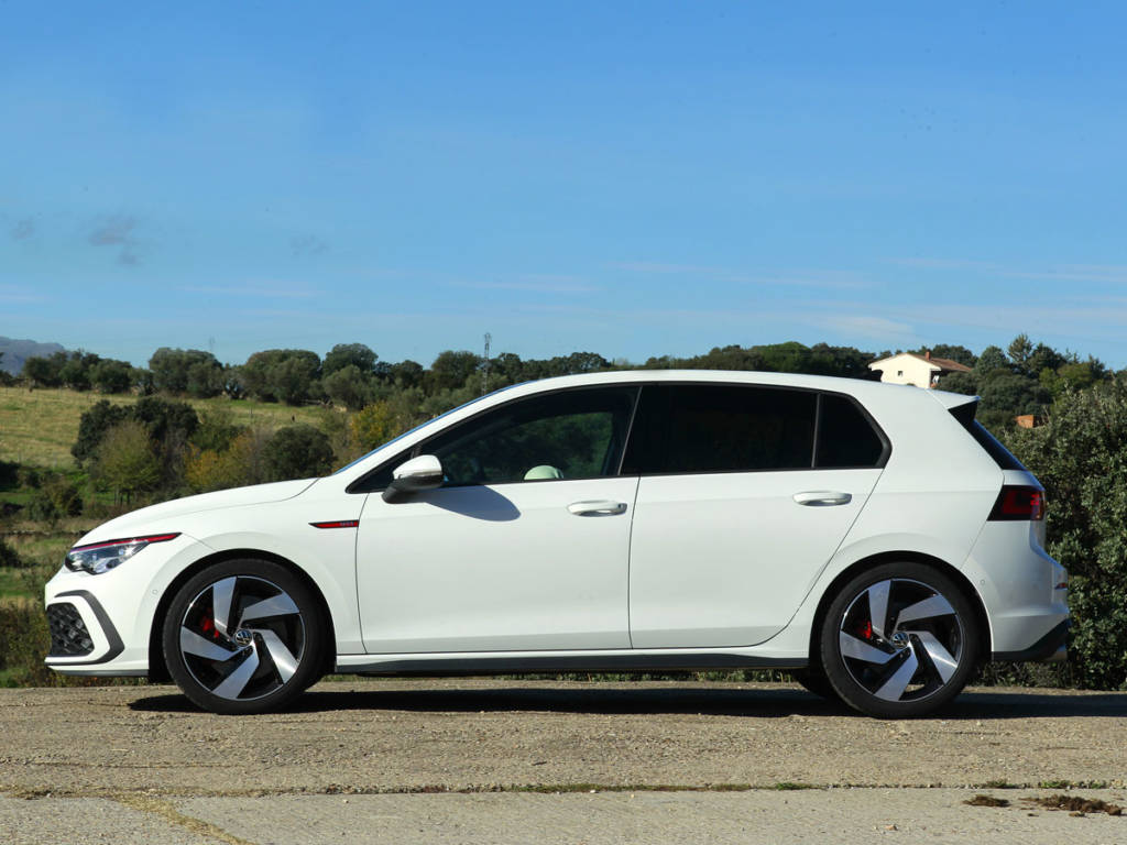 Visión lateral del Volkswagen Golf GTI