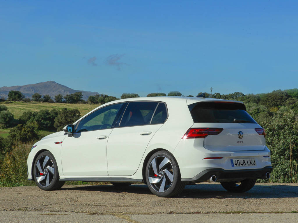 Visión tres cuarto trasera del Volkswagen Golf GTI