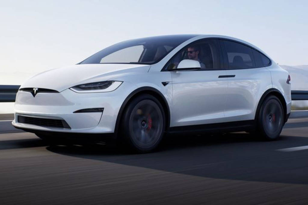 Tesla Model X ha revisado sus frontal, se notan en las ópticas y el paragolpes.