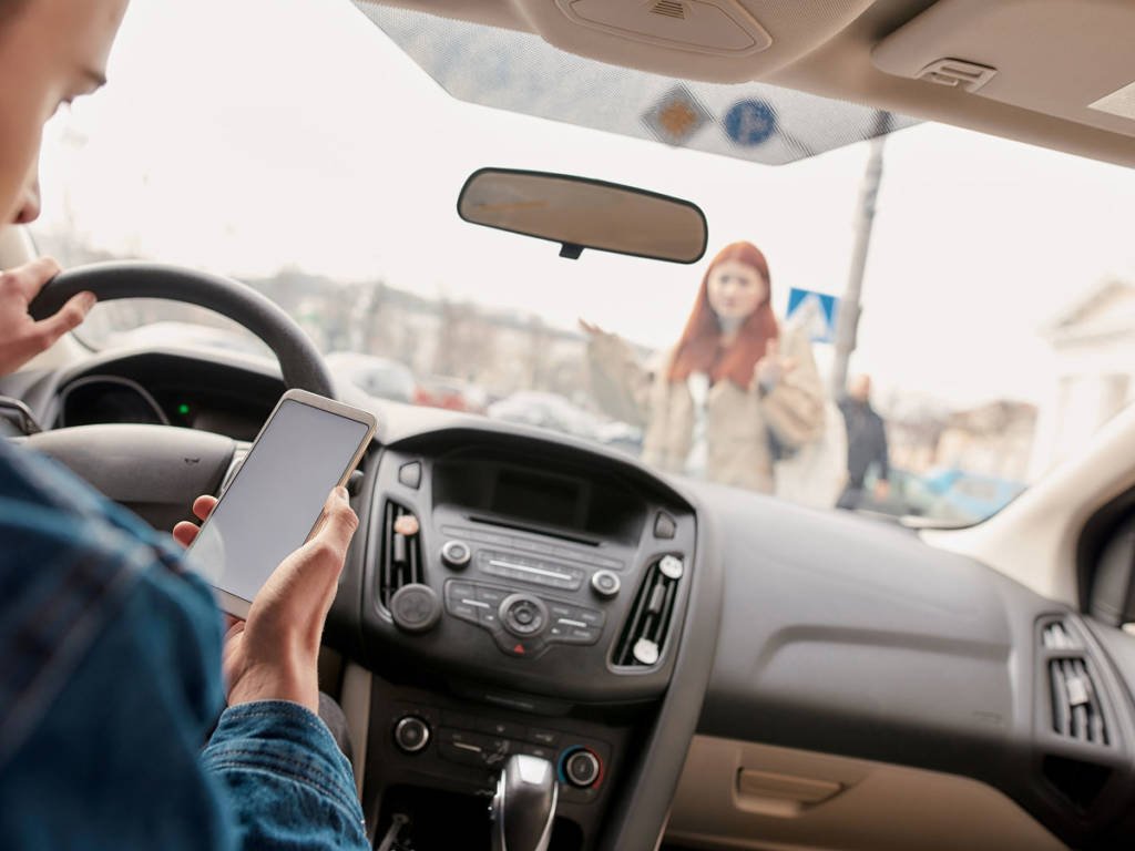 Manejar el teléfono móvil está prohibido, nosotros además recomendamos no hablar mediante manos libres