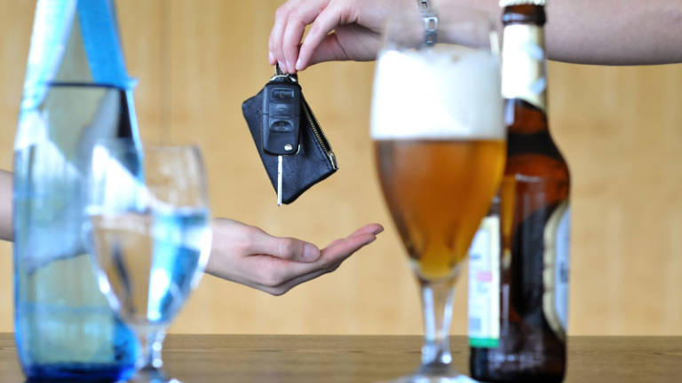 Así es como te afecta el alcohol al conducir