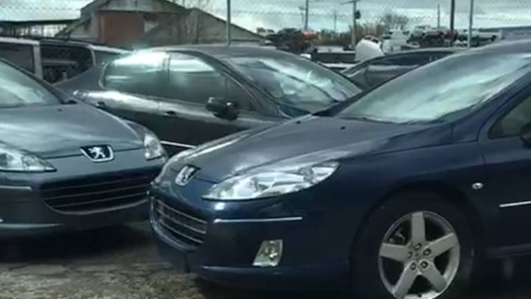 La respuesta a la polémica de los 87 coches oficiales apilados en un desguace de Madrid