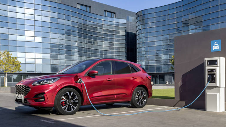 El Ford Kuga añade a sus altas dosis de calidad y tecnología mecánicas híbridas enchufables.