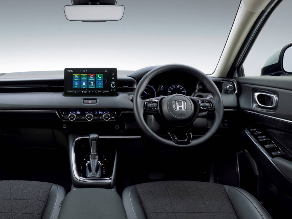 El interior, aunque lo vemos con esta configuración britanico-japonesa, contará con una nueva pantalla táctil central